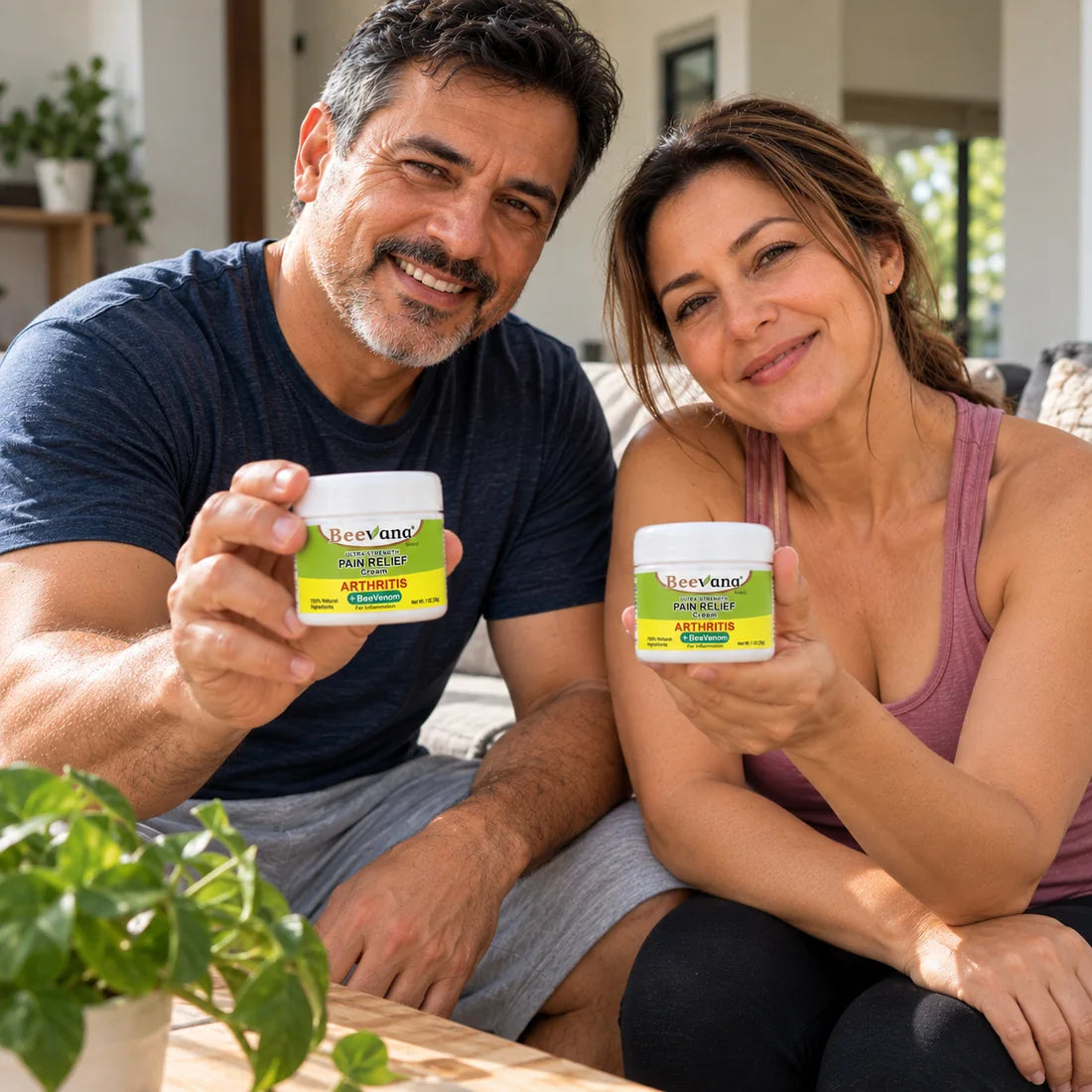Pareja adulta mostrando envases Beevana