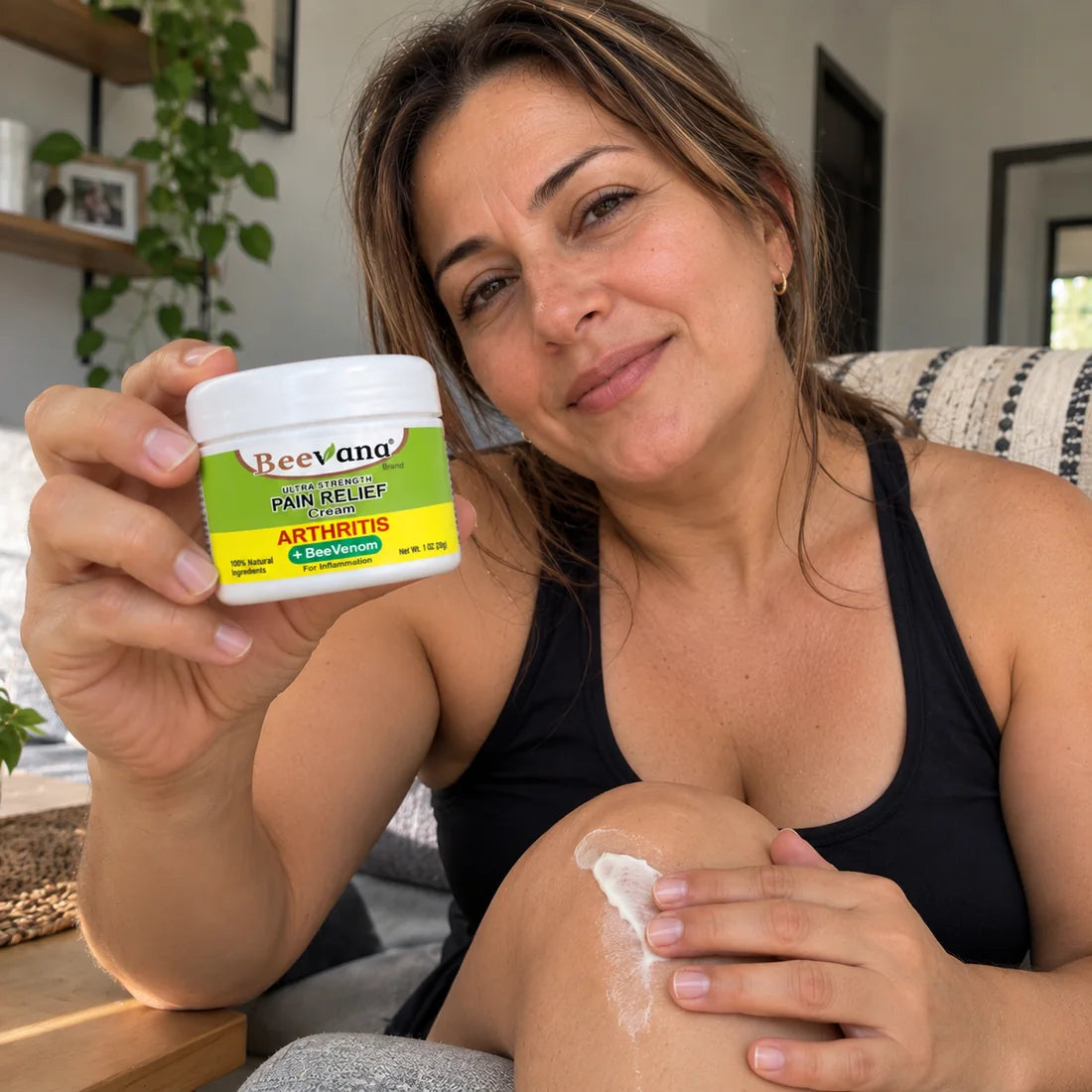 Mujer aplicando crema Beevana en la rodilla